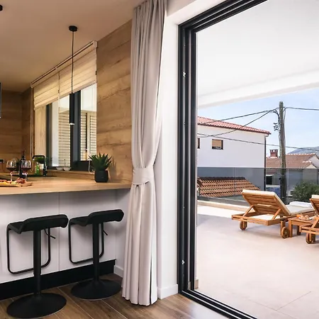 Luxury Lelu Τρογκίρ